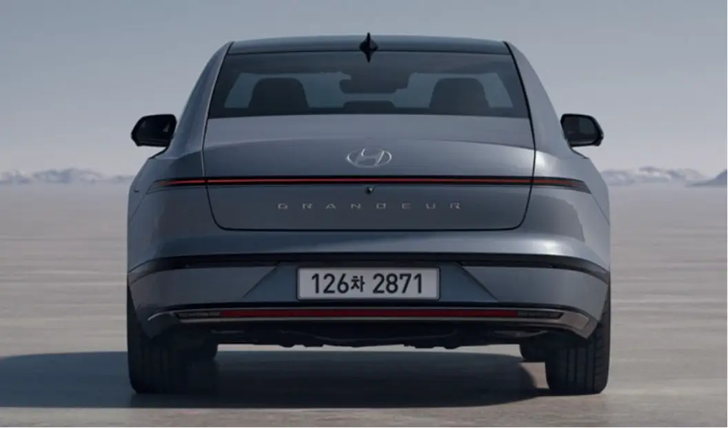 밝은 야외 회색 그랜저의 뒷모습