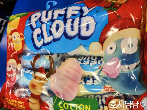 'PUFFY CLOUD' 솜사탕 봉지 근접 촬영. 루돌프와 몬스터 캐릭터가 그려져 있다.