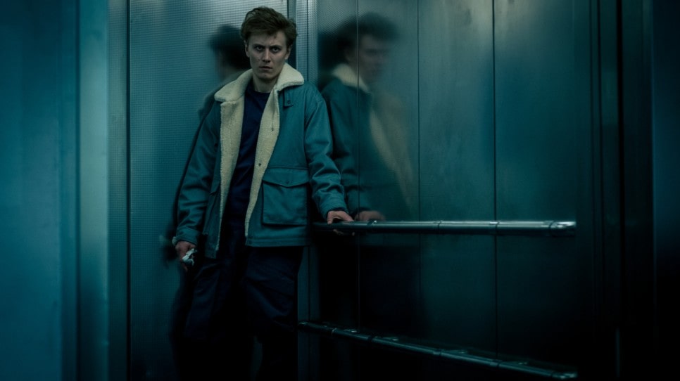 남자가 무언가를 째려보는 모습