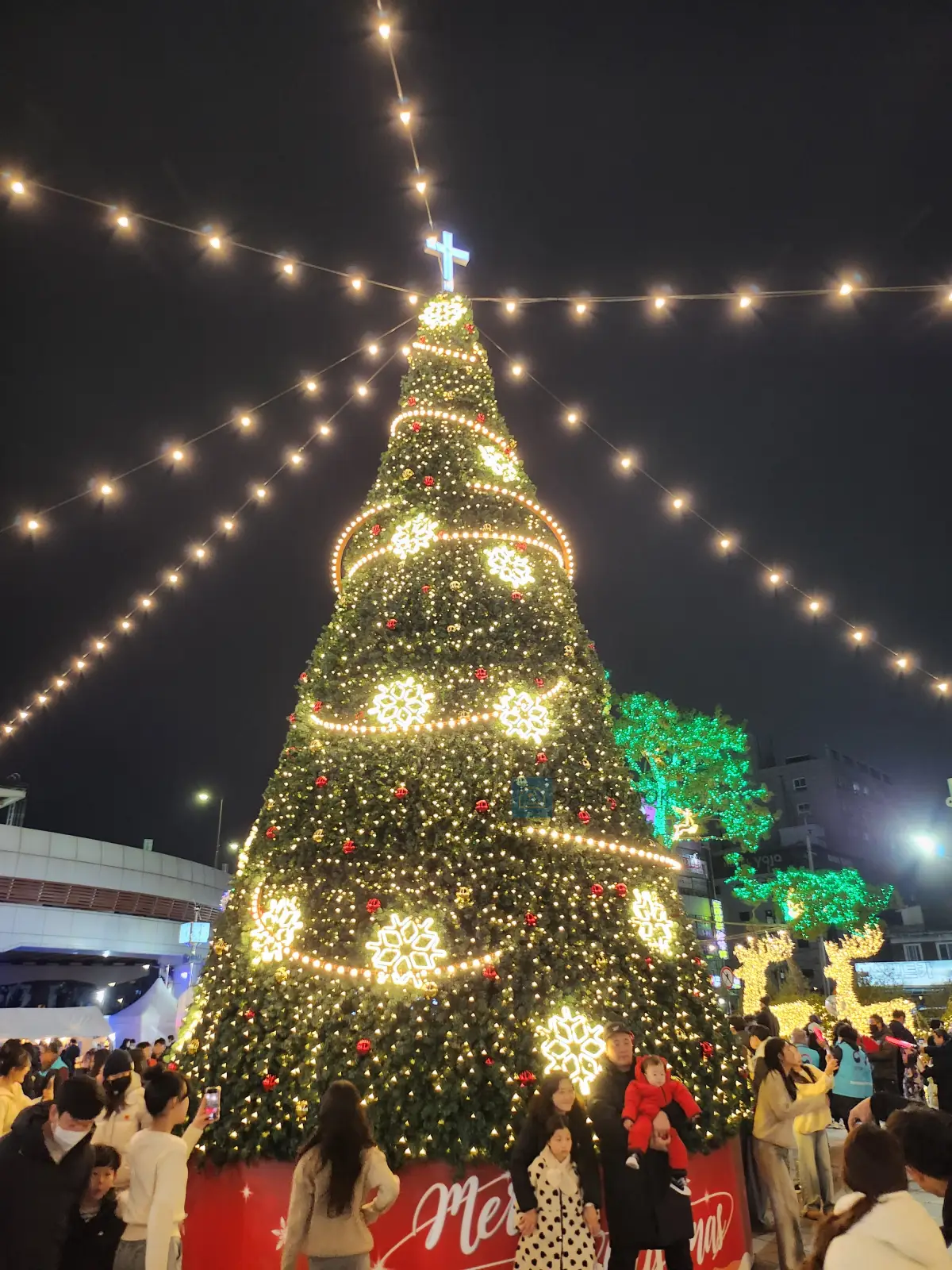 오해피-산타마켓-메인-트리