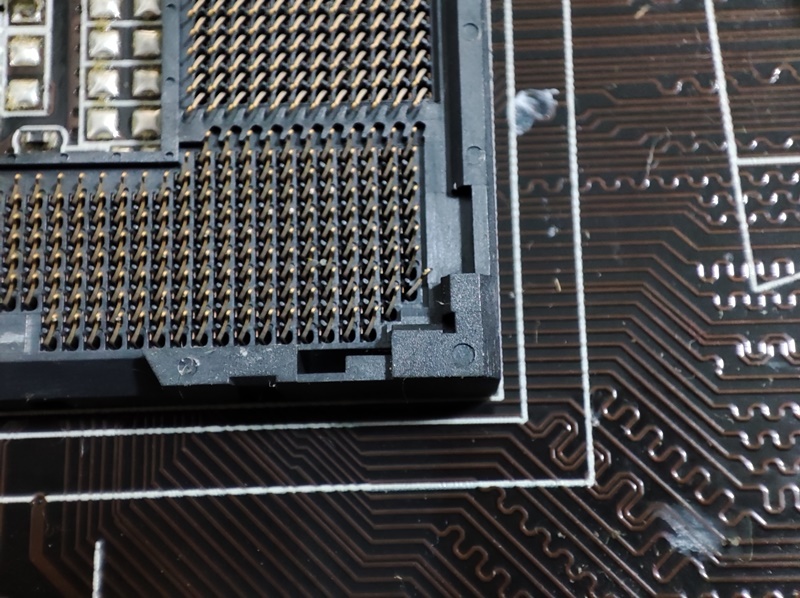 우측 하단의 핀 하나가 휘어진 상태