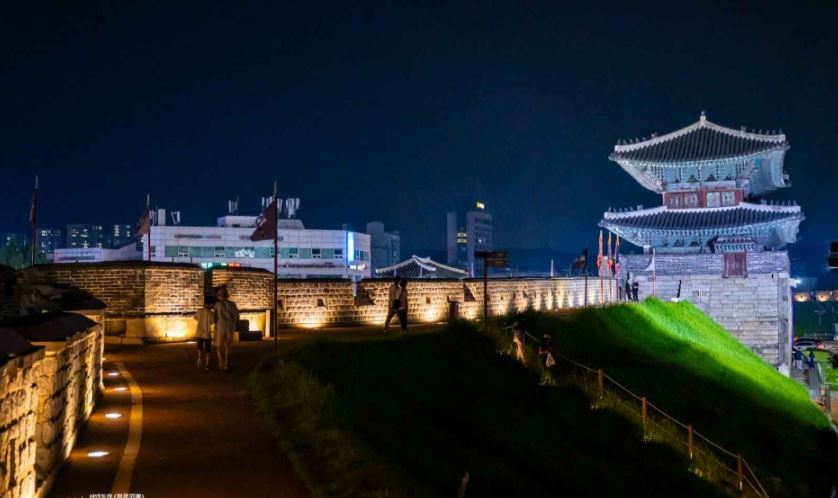 수원화성의 야경모습입니다.