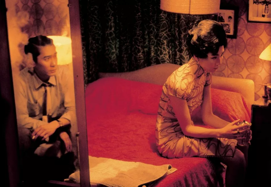 화양연화 장면, 침대에 걸터 앉은 두 남녀