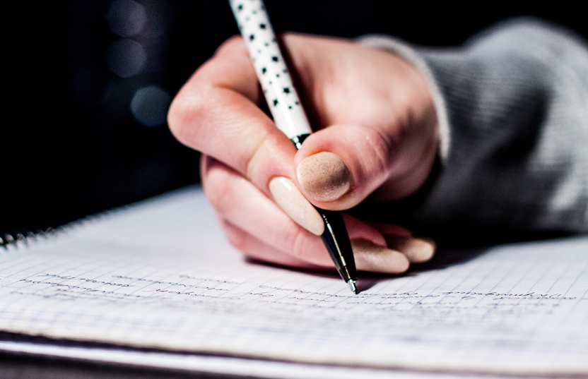 공부하고있는 손의 이미지