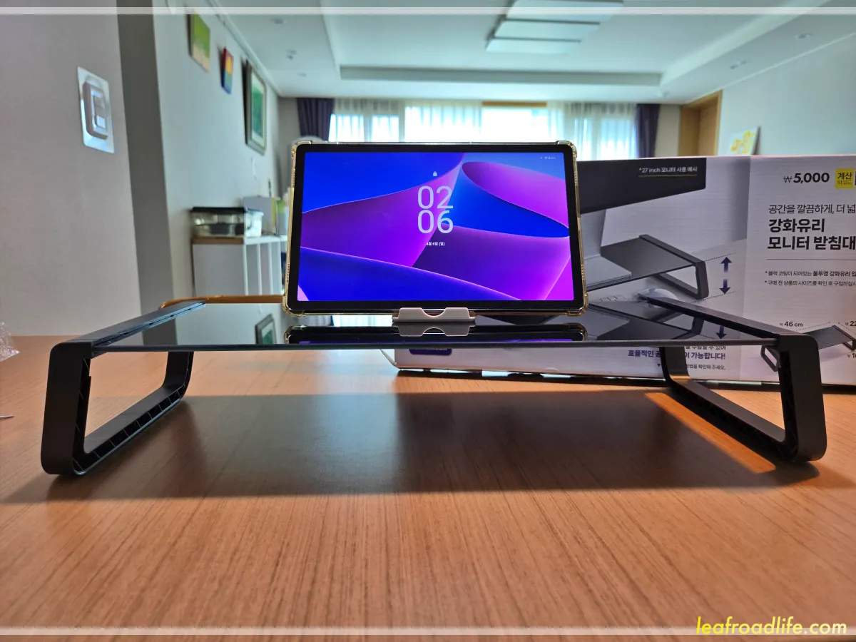 다이소-강화유리-모니터받침대-위에-태블릿