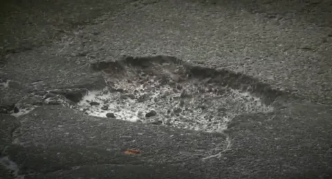 도로 위에 발생한 깊은 포트홀