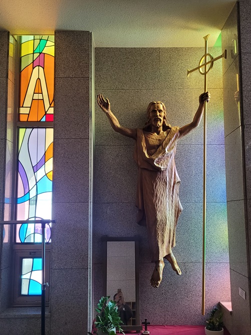 하안성당 안 부활하신 예수님 상