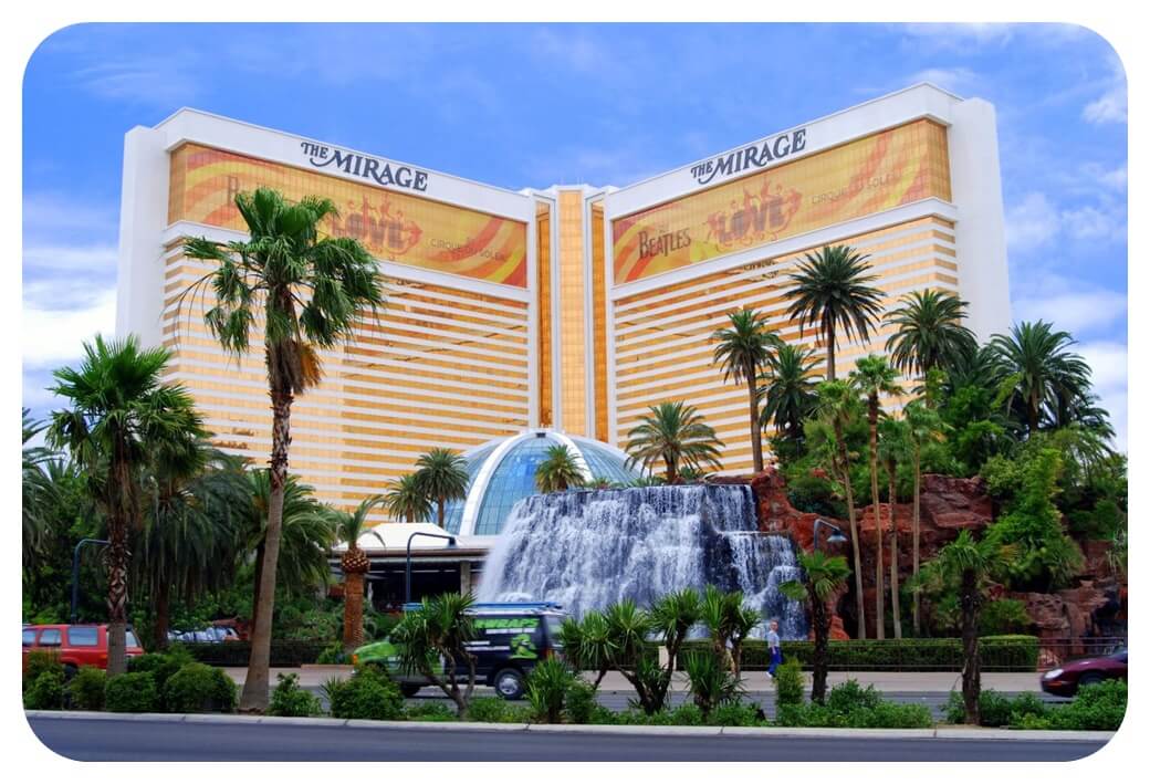 라스베가스-미라지-호텔-전경-야자수