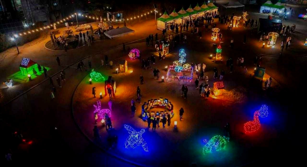 다채로운 빛 조형물이 어우러지는 야경이다. [ⓒ(재)수성문화재단 배수정]