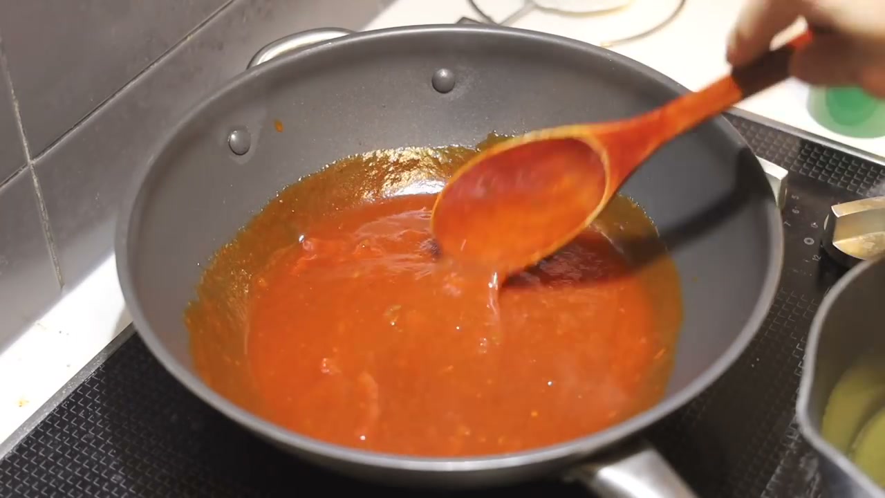 돈까스 소스와 토마토소스를 끓이는 장면
