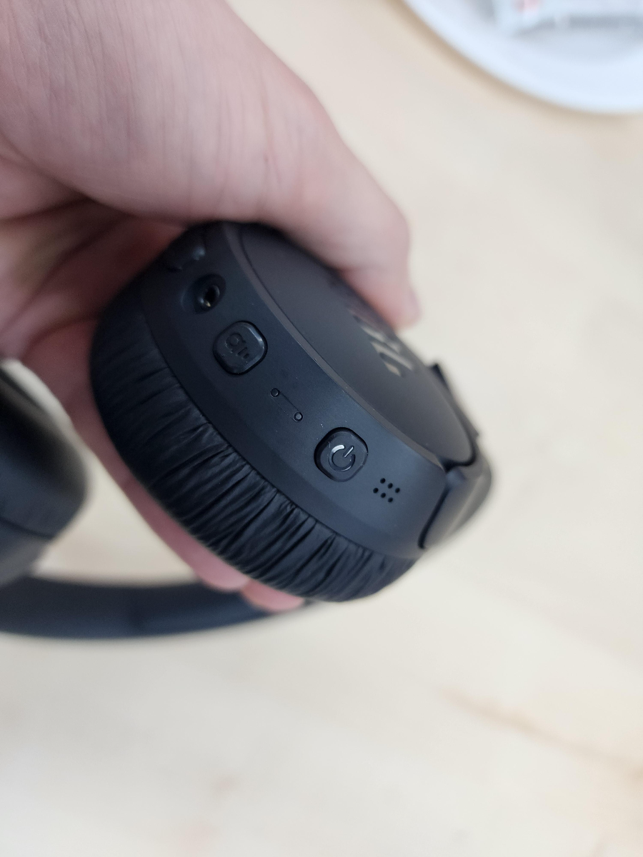 가성비-헤드폰-JBL670NC-전원버튼