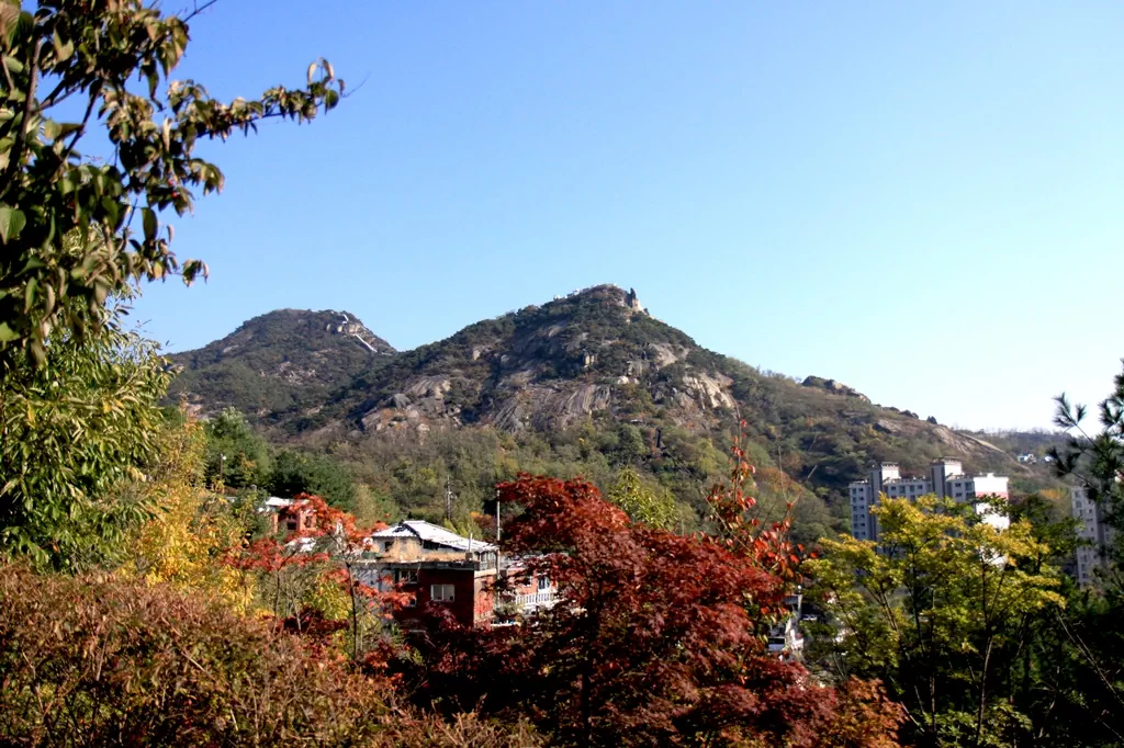 안산자락길 초입에서 바라본 웅장한 인왕산의 능선 전경.