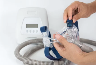 수면 무호흡증 치료 방법: 양압기 착용 사진
