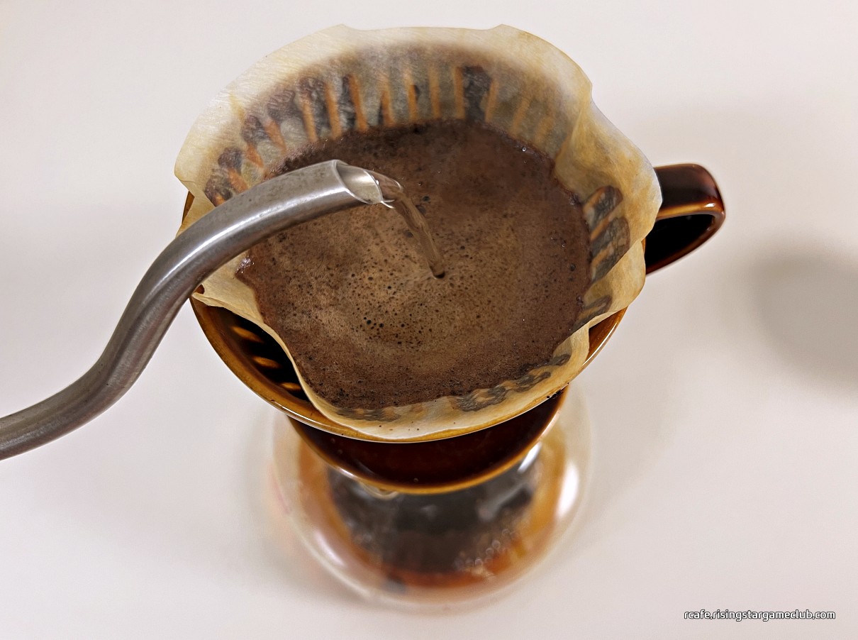 커피 리브레 유니콘(Coffee Libre Unicorn) 블렌드 커피를 핸드드립하는 사진