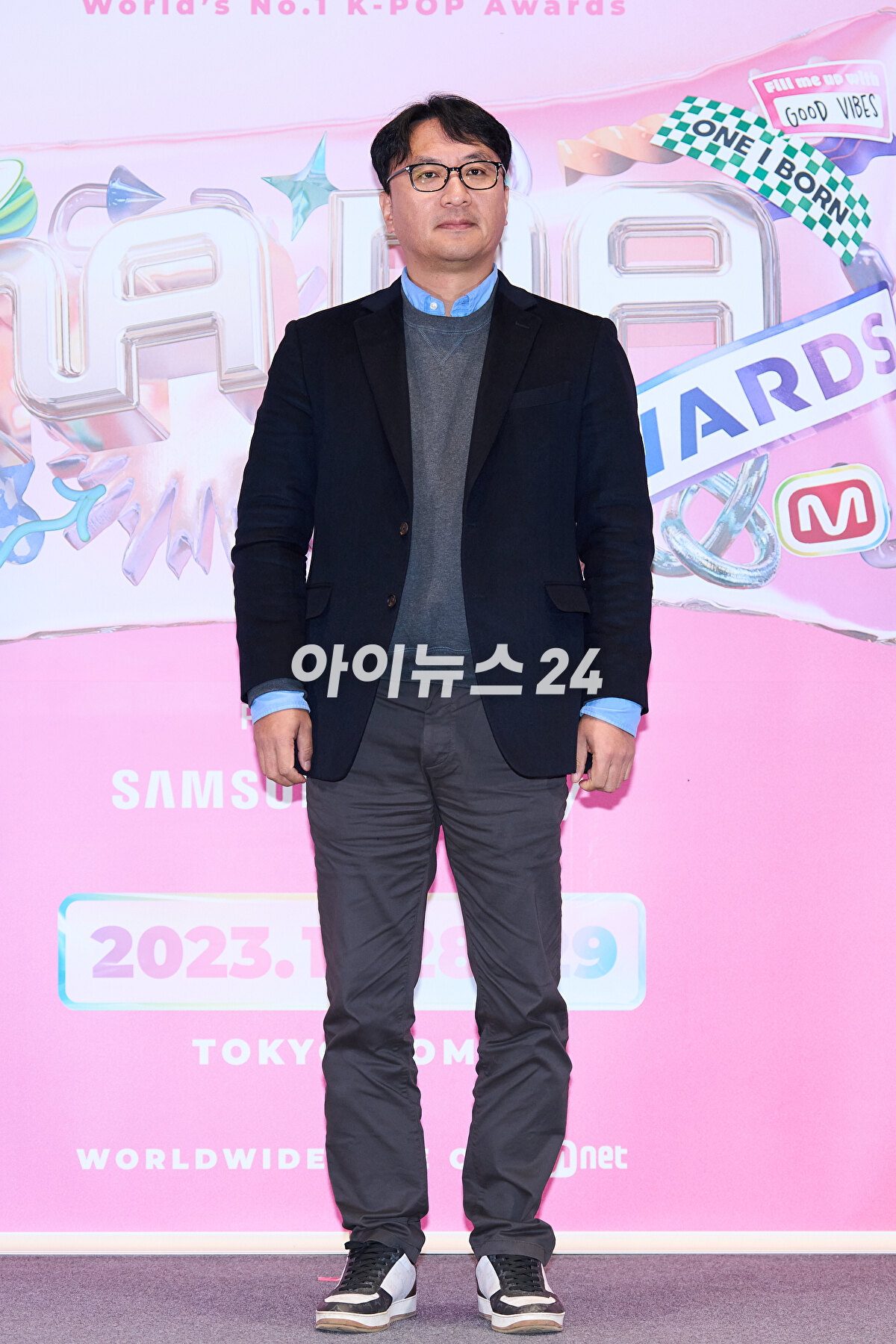 전소미, 박찬욱 Mnet 사업부장, 이선형 컨벤션콘텐츠기획팀장이 8일 서울 강남구 논현동 SJ쿤스트할레에서 열린 '2023 MAMA AWARDS MEDIA DAY'에서 포즈를 취하고 있다. [사진=Mnet]