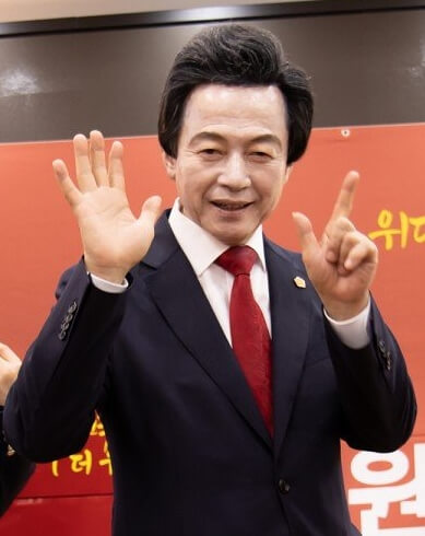 손가락을들고있는-정장입은-남성의모습