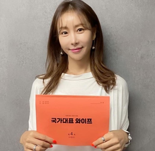 드라마 대본을 들고 있는 한다감의 모습