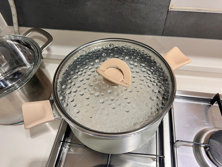 요리하고 있는 냄비