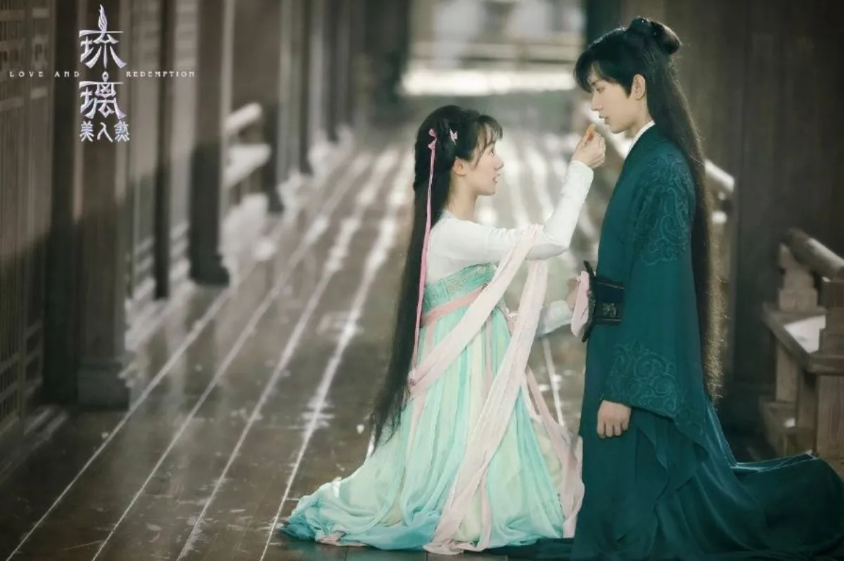 무릎꿇고있는-우사봉에게-먹을걸-주는-선기