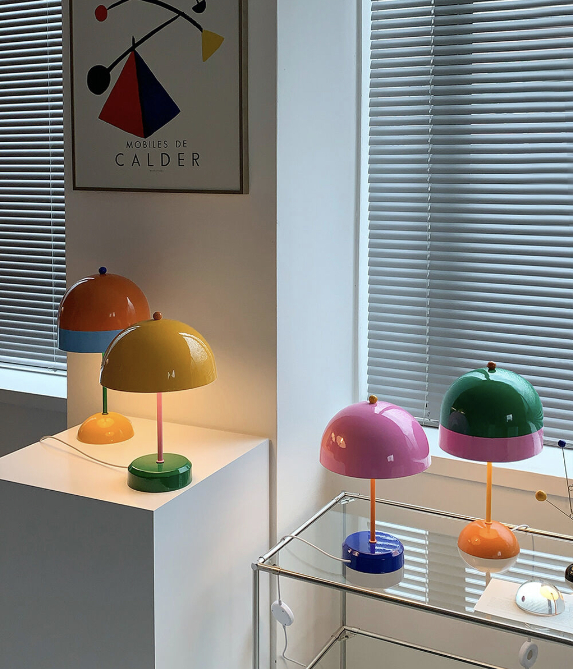 4가지 색상의 컬러 조명들 