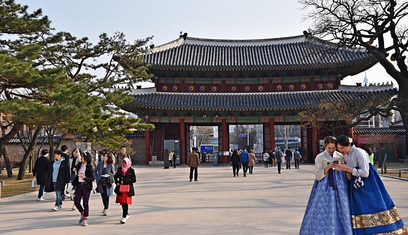 궁 관람을 위해 들어오는 시민들