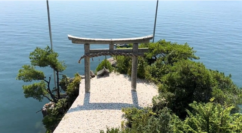 도기접시를 던져 통과시키는 도리이