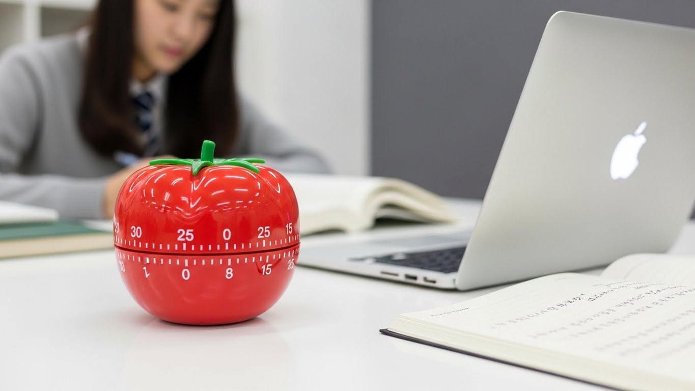 책상 위에 놓인 빨간색 뽀모도로 타이머와 노트북