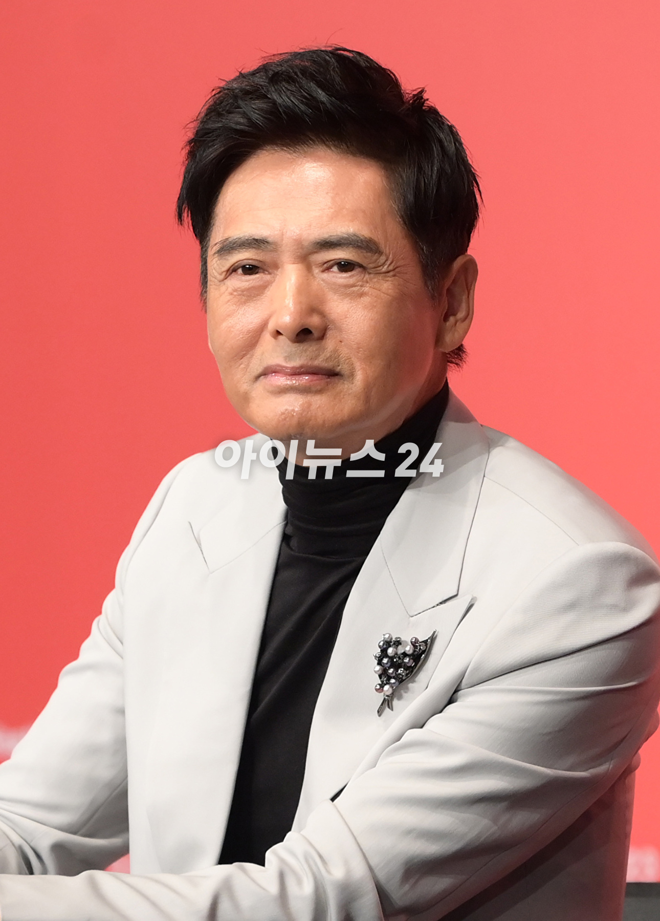 배우 주윤발(저우룬파)이 5일 오후 부산광역시 해운대구 우동 KNN타워에서 진행된 제28회 부산국제영화제 공식 기자회견에 참석해 포토타임을 갖고 있다. [사진=정소희 기자]