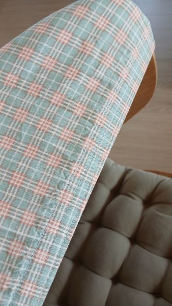 쫄리는 바지를 의자 등받이에 늘려서 씌움