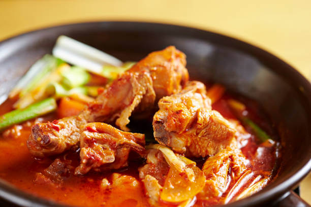 닭볶음탕 &amp; GSM(Grenache-Syrah-Mourv&egrave;dre) 와인 페어링｜매콤한 풍미와 지중해 레드의 향신료, 베리, 허브의 조화