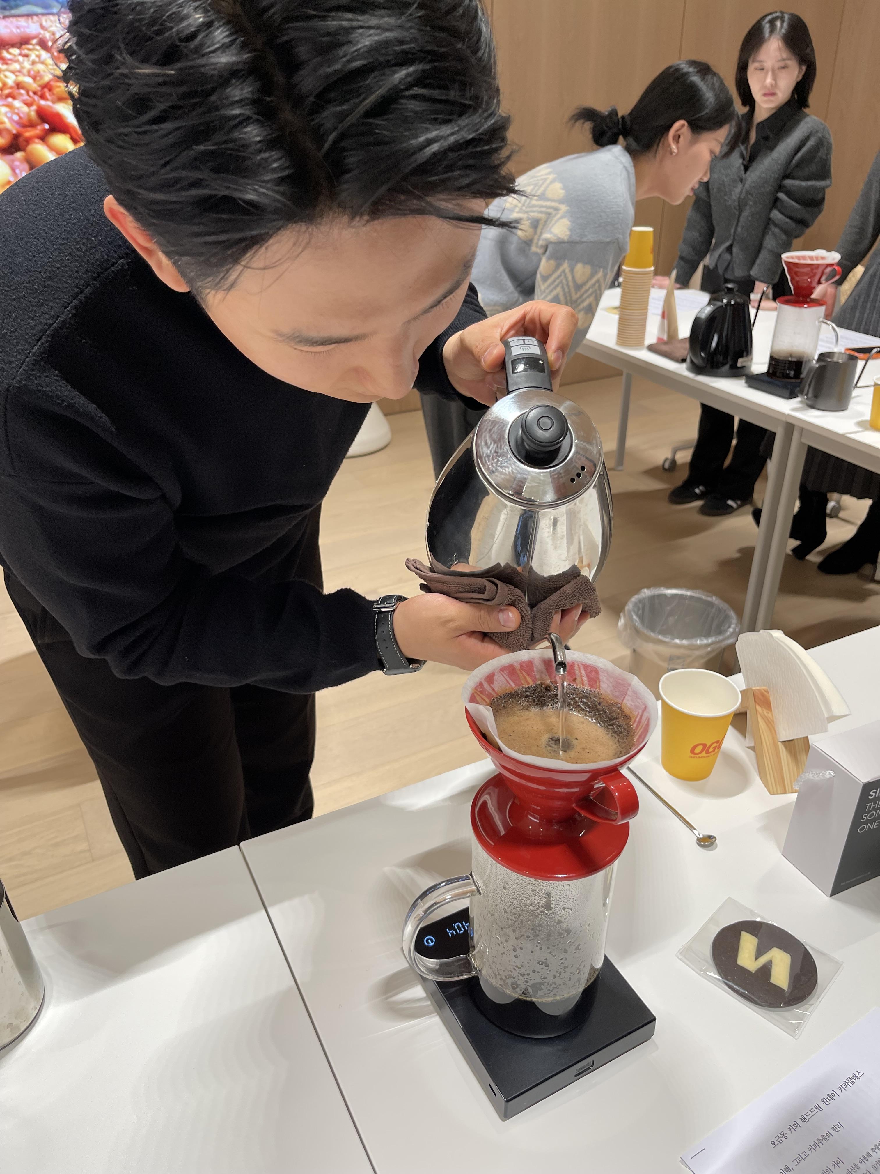 추출 중이신 박명상 바리스타님