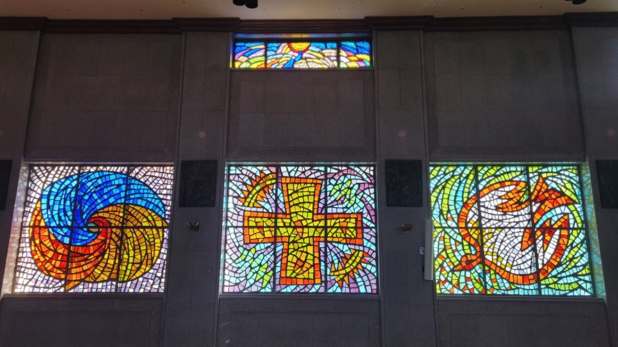 사진은 서울 혜화동성당 안에 있는 삼위일체를 그린 스테인드글라스입니다. 故 이남규 루카 선생님의 작품이고, 왼쪽부터 성부, 성자, 성령을 상징하는 유리화입니다.