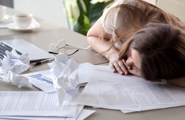 서류를 꾸기고있는여자