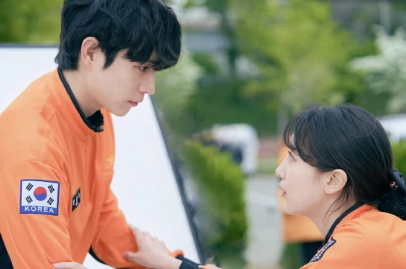 소방 구조대원 복장을 하고 서로 마주 보고 있는 드라마 낮에 뜨는 달 드라마의 주인공 한준오와 강영화