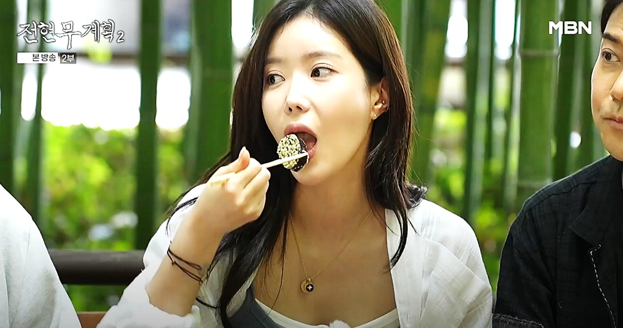 배우 임수향이 진주 땡초김밥의 원조 옥봉매운김밥 하나를 입을 크게 벌려 먹고 있는 전현무계획2 방송 장면