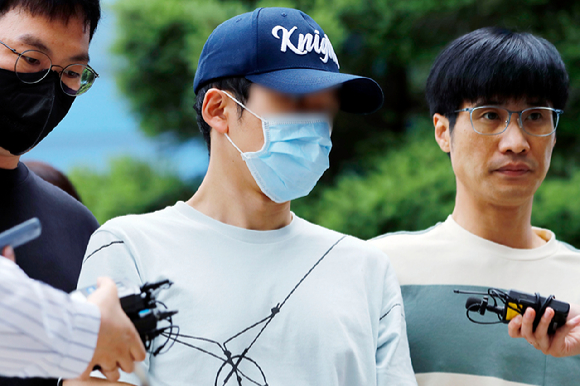 아버지를 살해하고 시신을 숨긴 혐의를 받고 있는 김모 씨가 30일 서울 도봉구 서울북부지방법원에서 열린 영장실질심사에 출석하고 있다. 2023.05.30. [사진=뉴시스]