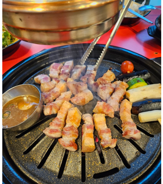 사장님이 직접 구워주시는 쫀득한 식감의 길음역 오겹살 구이