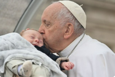 교황 프란치스코가 어린아이 이마에 입 맞추는 모습