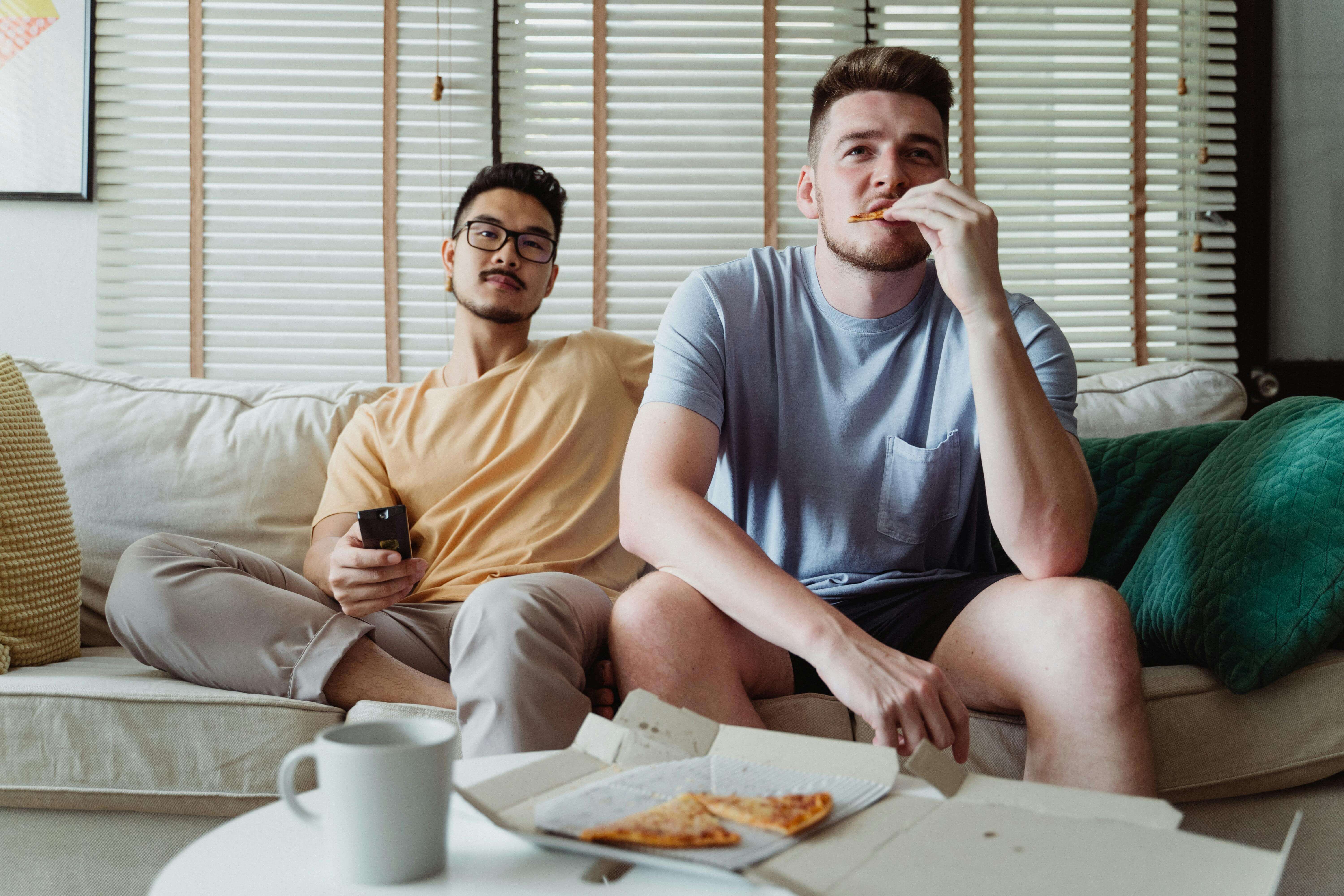 두 청년이 TV를 통해 청년복지정책에 대한 발표를 보고 있는 모습이 담긴 사진