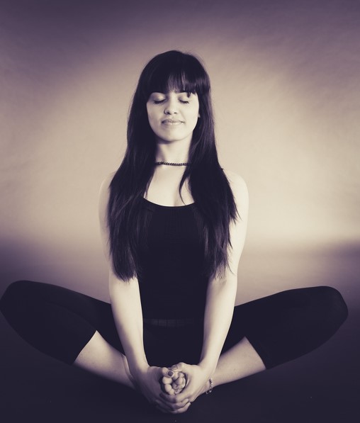 운동 전 스트레칭하는 여성 사진