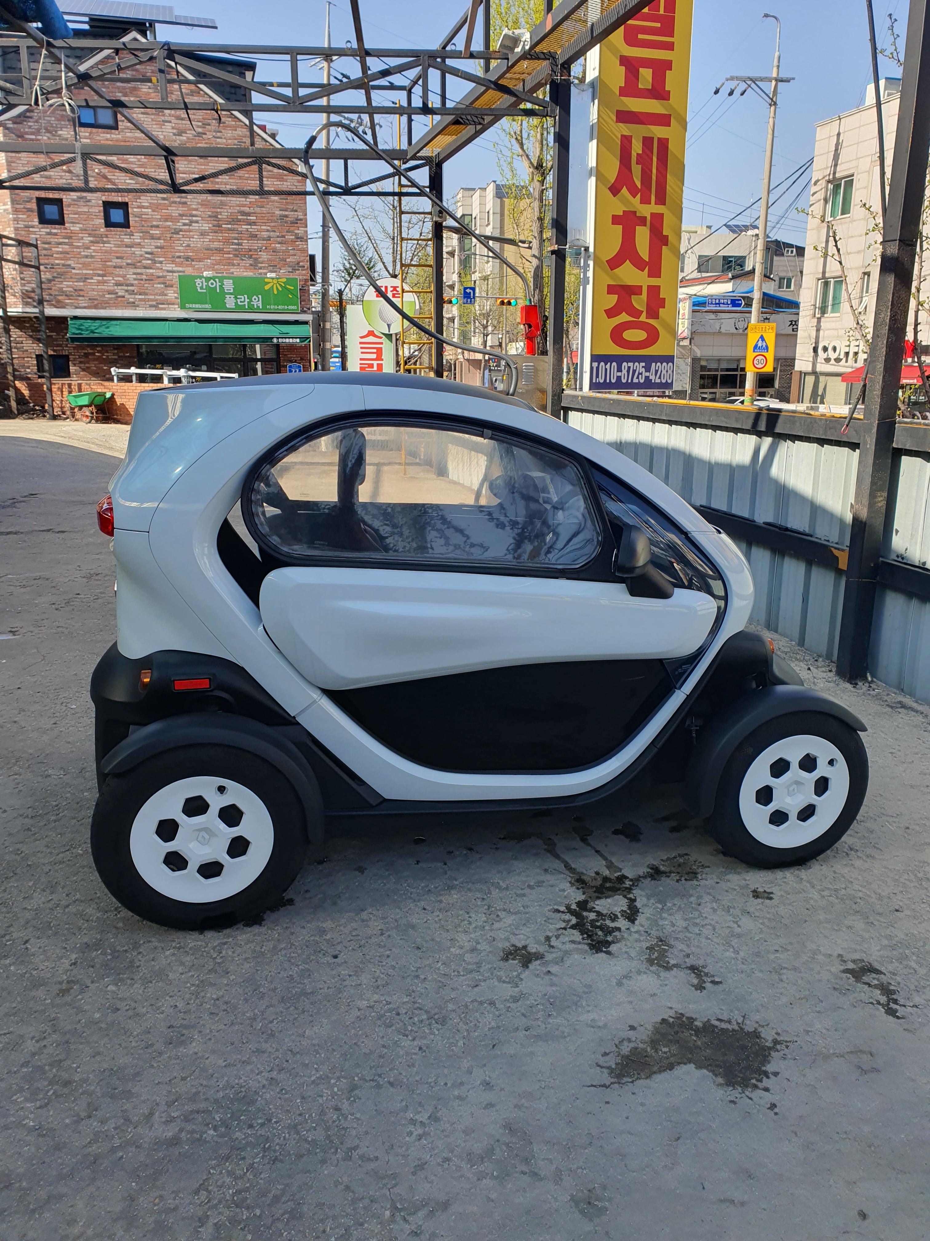 깨끗하게 세차한 깔끔한 트위지 휠캡이 하얀색인데 정말 하얀색이라서 차량 색상과 깔맞춤이라서 멋지다.