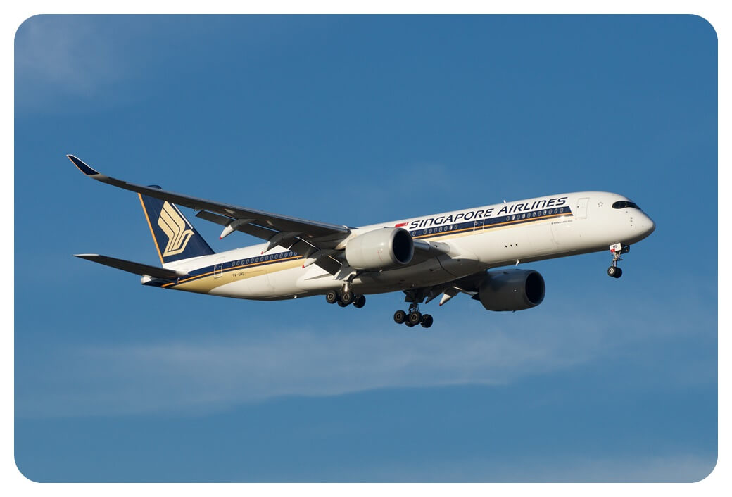 싱가포르항공 Airbus A350-900 여객기가 비행하고 있는 모습을 찍은 사진
