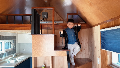 이동식 주택에서 포즈를 취하는 어린이