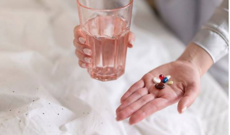 약을 들고 있는 사진