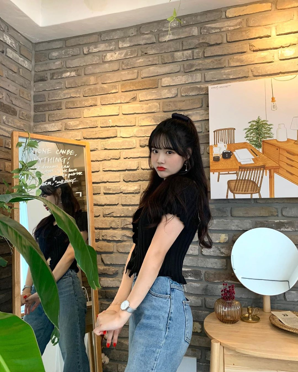 검은색 옷을 입고 귀여운 포즈를 취한 최홍라