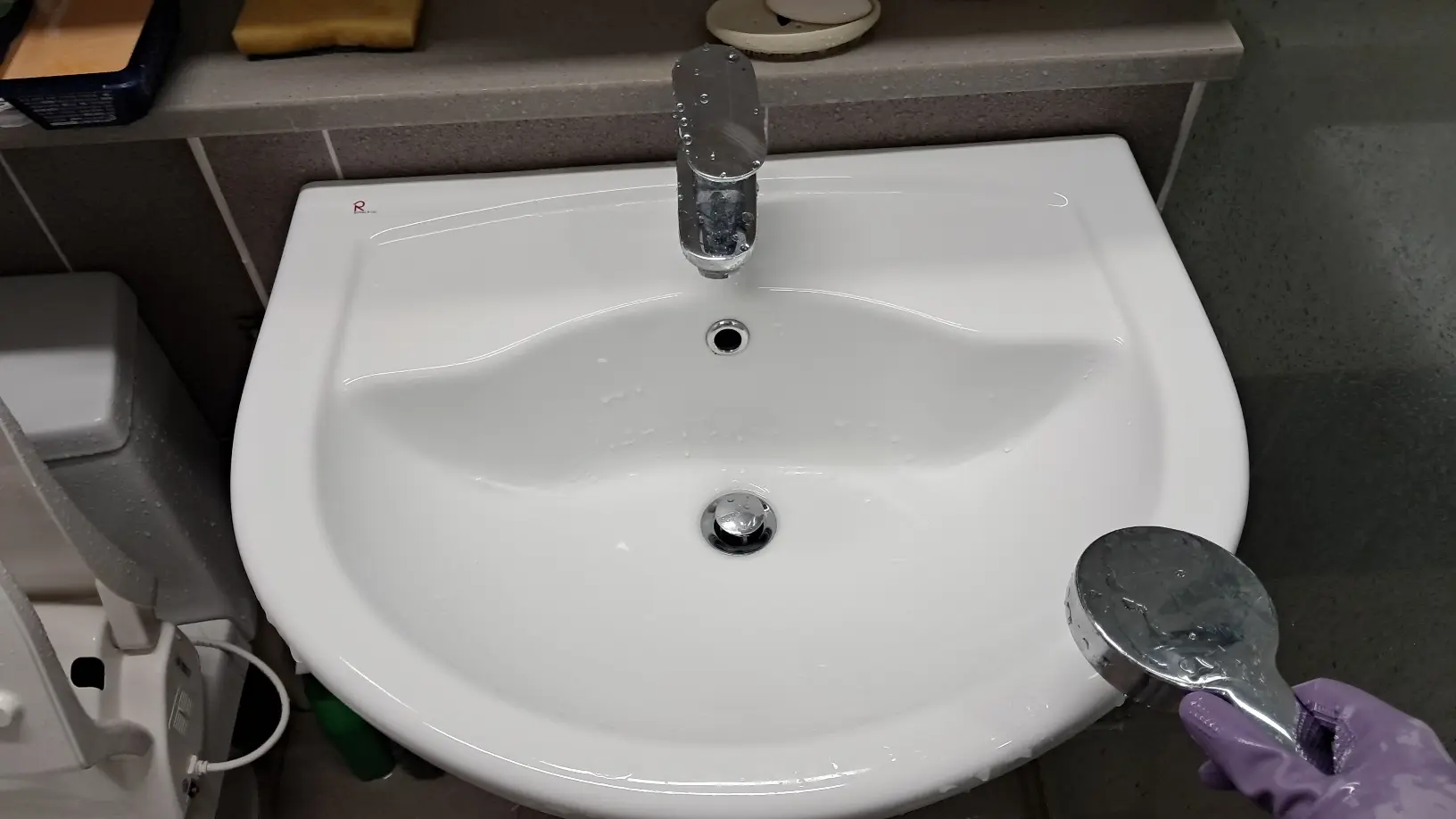 세면대-아스토니쉬-사용-닦기