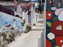 동피랑 벽화마을 골목길의 다채로운 색감