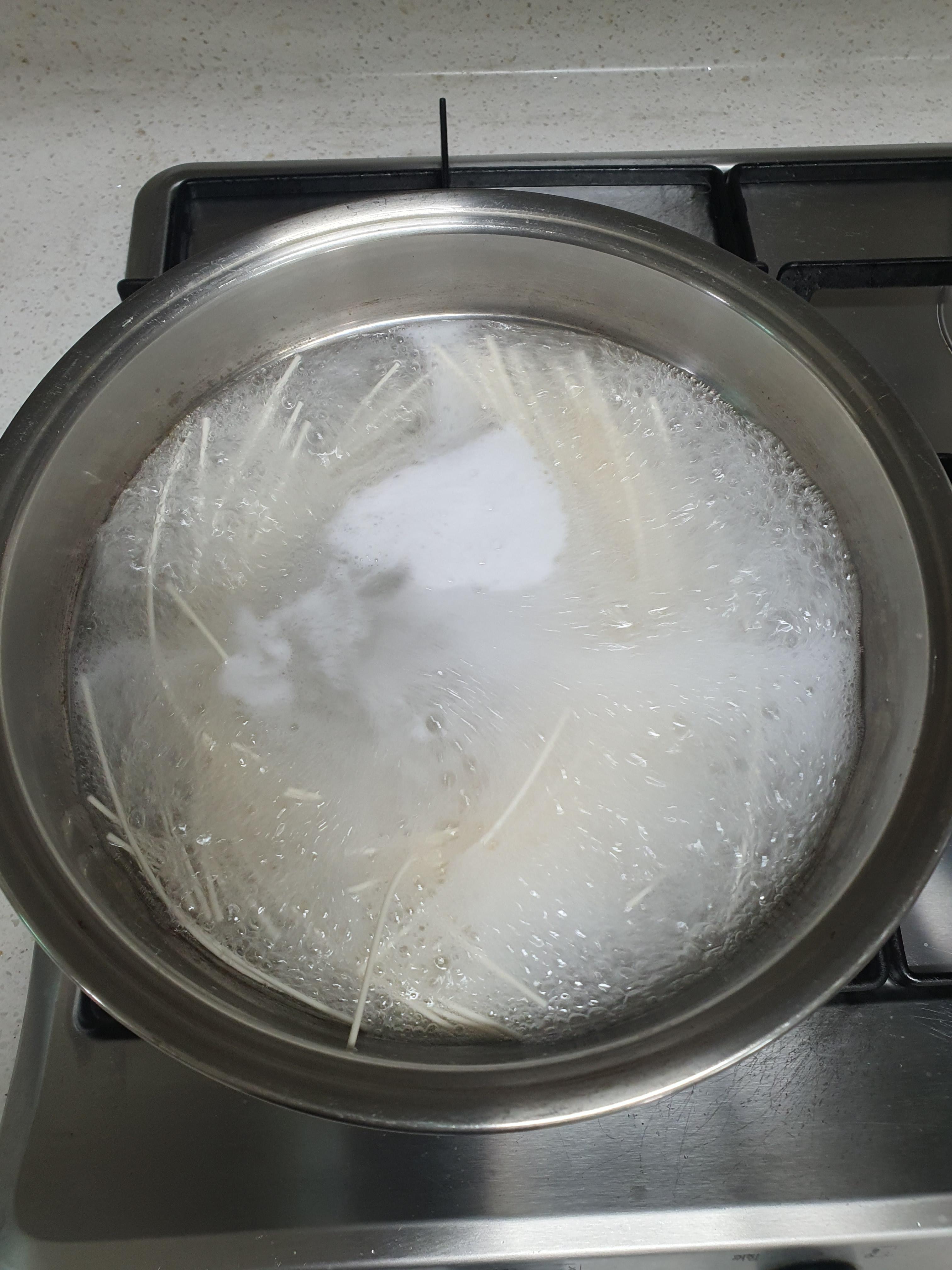 물이-끓으면-중면을-넣고-삶아요.