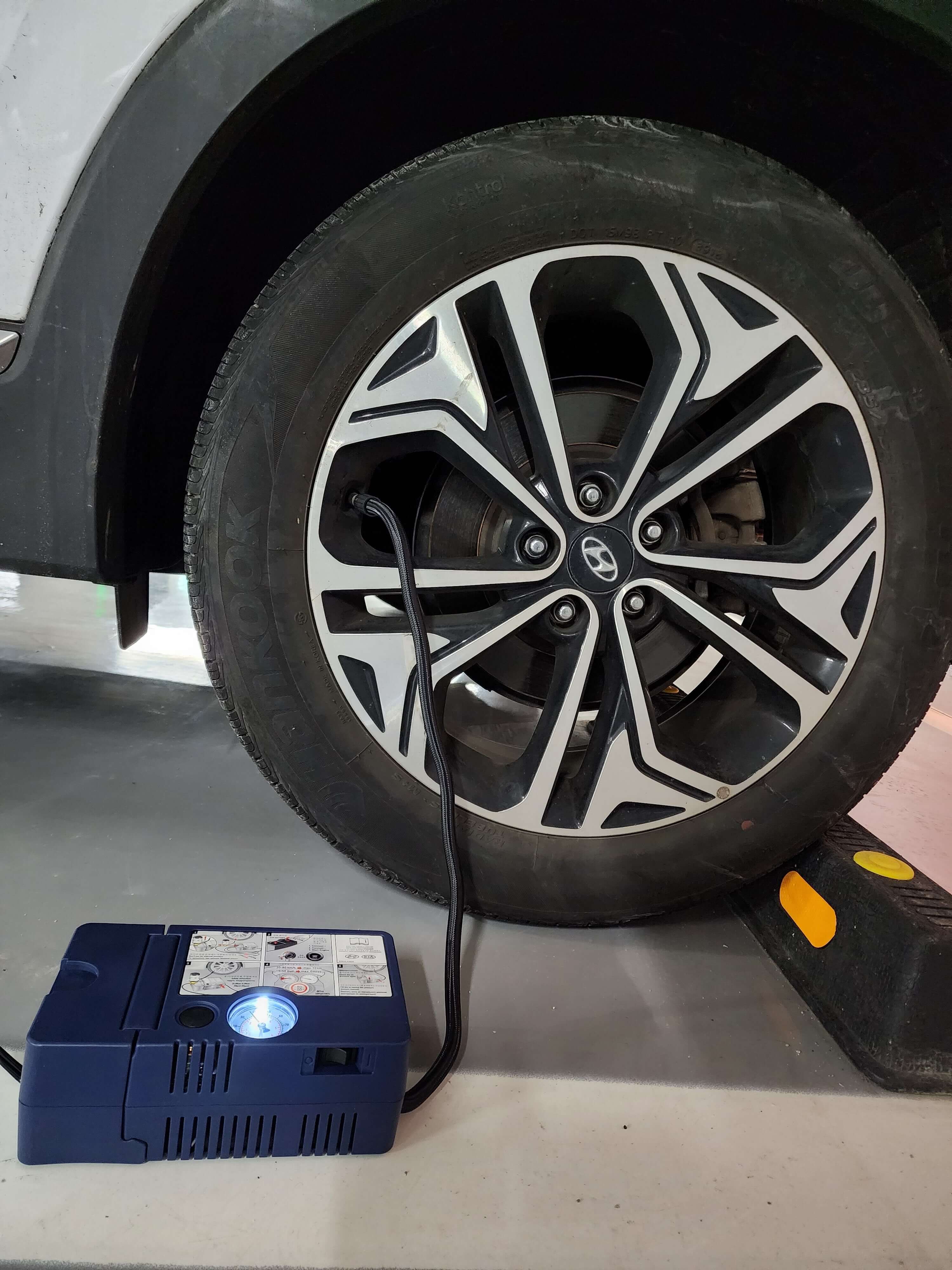 타이어 수리킷을 타이어에 연결한 상태