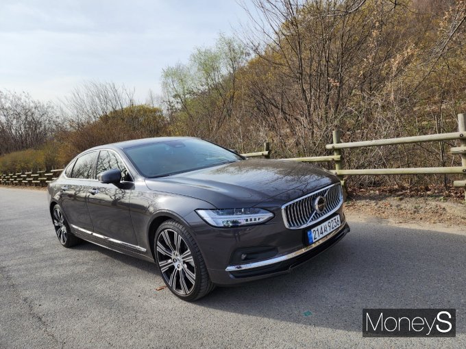 볼보 하이브리드 세단 'S90 B6 AWD'